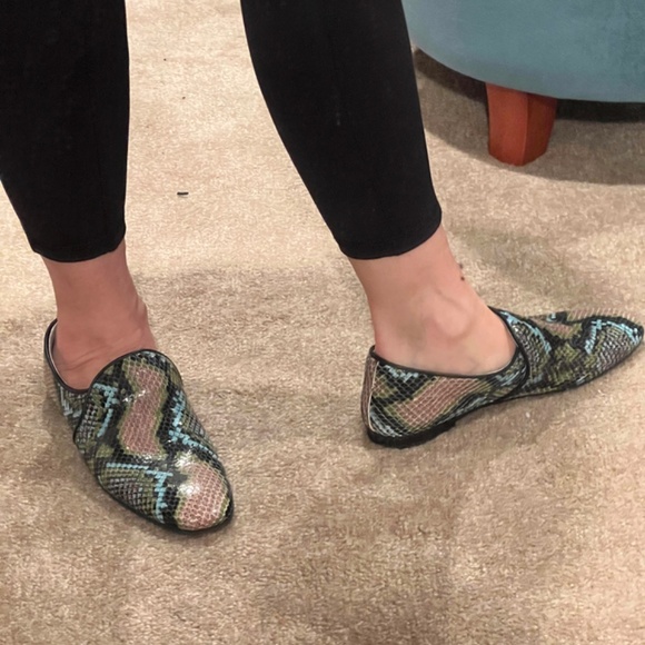 Stunning Aquatalia Snake Embossed Slip Ons - Picture 2 of 11
